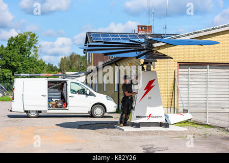 Karlskrona, Suède - août 28, 2017 : la vraie vie de documentaire technicien travaillant sur smartflower solaire de suivi du soleil, levée des fans pour le CAC Banque D'Images