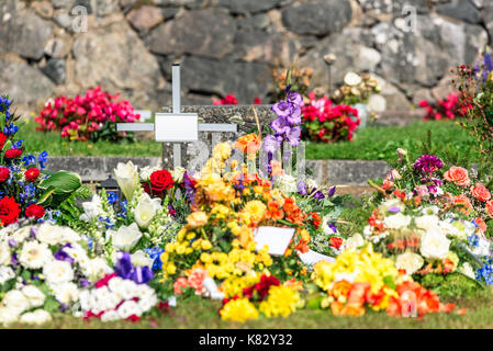 Beaucoup de fleurs et de petites croix après un enterrement dans un cimetière. nom et du texte supprimé de toutes les notes et les mots clés. Banque D'Images