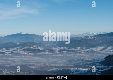 Babia Góra (à gauche) et tatry (à droite) vu de skrzyczne mountain , Silésie, Pologne, beskidy Banque D'Images