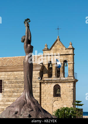 Statue de la liberté et de l'église saint Nikolaos molou, dionysios solomos square, la ville de Zakynthos, Grèce Banque D'Images