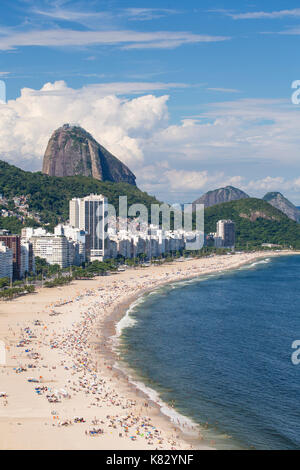 Élevé sur la plage de Copacabana, Rio de Janeiro, Brésil, Amérique du Sud Banque D'Images