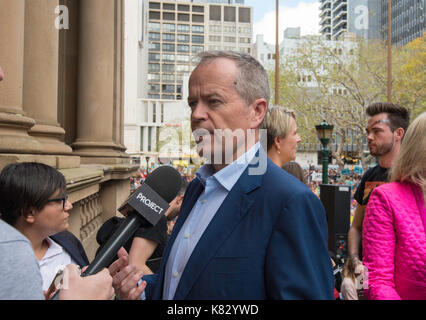 Le chef de l'opposition fédérale M. Bill raccourcir parle aux médias lors d'un rallye de l'égalité du mariage à Sydney en septembre 2017 Banque D'Images