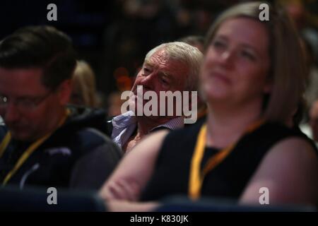 Paddy Ashdown (centre) est à l'écoute d'un discours prononcé par Tim Farron mp lors de la conférence des démocrates libéraux au centre international de Bournemouth. Banque D'Images