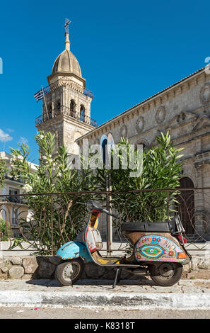 Scooter coloré à l'extérieur de Vierge marie église faneromeni, Zante, Grèce Banque D'Images