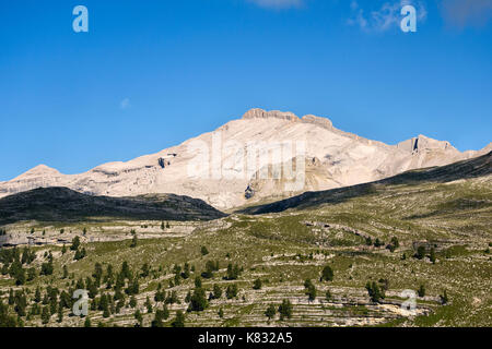 Les Dolomites, Italie du Nord. Le Piz de Lavarela vu de près du refuge Fanes guesthouse Banque D'Images