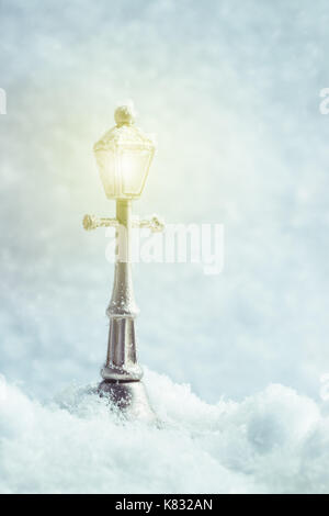 Lampe lumineuse en neige scène Banque D'Images