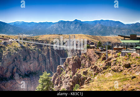 Canyon royal gorge et le pont suspendu associé attirent les touristes jusqu'au Colorado. Banque D'Images