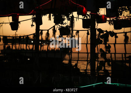 Gaza, bande de Gaza. 17Th sep 2017. Les Palestiniens sont considérés à bord ''lolo'' rose navire qui est devenu un restaurant populaire, au coucher du soleil. crédit : nidal alwaheidi/pacific press/Alamy live news Banque D'Images