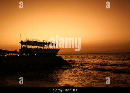 Gaza, bande de Gaza. 17Th sep 2017. Les Palestiniens sont considérés à bord ''lolo'' rose navire qui est devenu un restaurant populaire, au coucher du soleil. crédit : nidal alwaheidi/pacific press/Alamy live news Banque D'Images