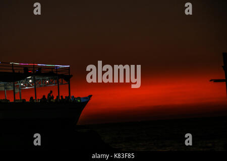 Gaza, bande de Gaza. 17Th sep 2017. Les Palestiniens sont considérés à bord ''lolo'' rose navire qui est devenu un restaurant populaire, au coucher du soleil. crédit : nidal alwaheidi/pacific press/Alamy live news Banque D'Images