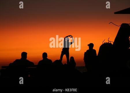 Gaza, bande de Gaza. Sep 17, 2017 palestiniens. passer du temps au coucher du soleil sur une plage. crédit : nidal/alwaheidi pacific press/Alamy live news Banque D'Images