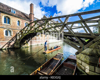 Tourisme - Cambridge Mathematical Bridge - Queens College. Les touristes sous le pont punt mathématique dans le Queens College, qui fait partie de l'Université de Cambridge Banque D'Images