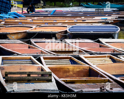 Cambridge - Tourisme plates sur la rivière Cam attaché en attendant les touristes à les embaucher Banque D'Images