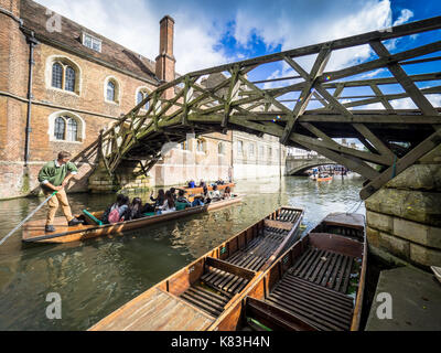 Cambridge Mathematical Bridge - Queens College. Les touristes sous le pont punt mathématique dans le Queens College, qui fait partie de l'Université de Cambridge Banque D'Images