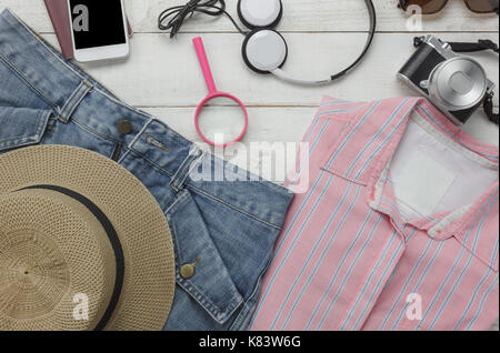 Vue de dessus accessoires vêtements femmes de voyager avec technologie historique concept.articles essentiels pour les adolescents et adultes ou se préparer à holid Banque D'Images