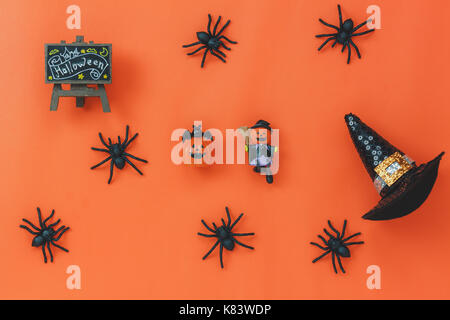 Télévision laïcs de signer happy Halloween concept fond festival.haut de objet essentiel sur la table rustique en bois moderne orange avec décoration de la maison.néces Banque D'Images