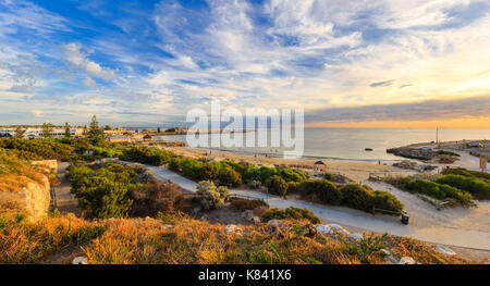 Fremantle, Australie. Les baigneurs Plage dans la fin d'après-midi. Banque D'Images