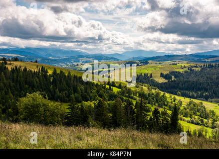 Une campagne magnifique paysage avec montagnes en champs rurales sur un jour nuageux. superbe paysage d'automne dans les montagnes des Carpates Banque D'Images