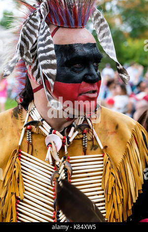 Homme des Premières Nations canadiennes Wahta Mohawk guerrier portant de la peinture de visage de guerre, Pow Wow, Canada célébration autochtone à London, Ontario, Canada Banque D'Images