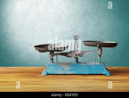 Vieux classique vintage balance sur table en bois, la justice Banque D'Images