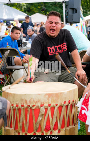 Autochtones du Canada, tambours des Premières Nations du Canada jouant un tambour cérémoniel utilisé pour les cérémonies, les danses et les célébrations du Pow Wow des communautés autochtones. Banque D'Images