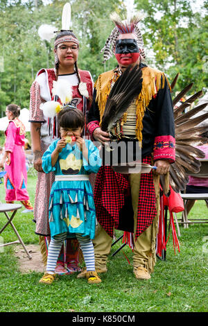 Autochtones du Canada, famille canadienne des Premières nations posant pour un portrait portant des régalia autochtones lors d'un rassemblement de Pow Wow, London, Ontario, Canada Banque D'Images