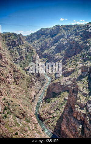 Canyon royal gorge et le pont suspendu associé attirent les touristes jusqu'au Colorado. Banque D'Images