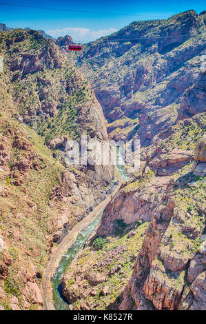 Canyon royal gorge et le pont suspendu associé attirent les touristes jusqu'au Colorado. Banque D'Images