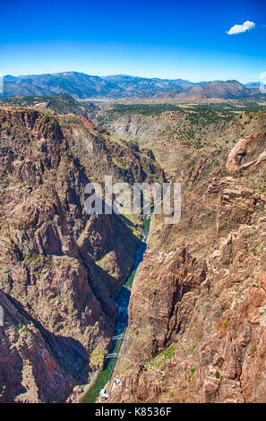 Canyon royal gorge et le pont suspendu associé attirent les touristes jusqu'au Colorado. Banque D'Images