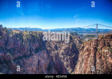 Canyon royal gorge et le pont suspendu associé attirent les touristes jusqu'au Colorado. Banque D'Images