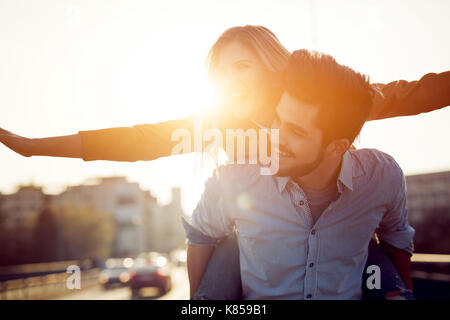 Portrait de l'amour en couple au coucher du soleil dans la ville Banque D'Images