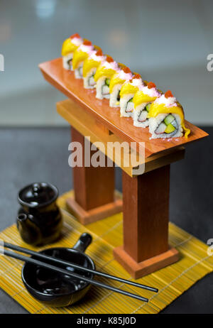 Cuisine japonaise sushi avec une variété de légumes et de viande au c Banque D'Images