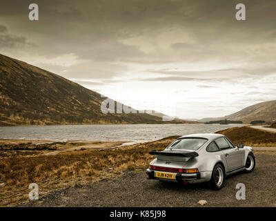 1979 Porsche 911 Turbo sur la route 500 de la côte nord de l'Ecosse Banque D'Images