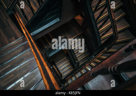 Escalier en bois carrés dans un vieux bâtiment Banque D'Images