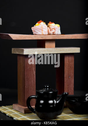 Cuisine japonaise sushi avec une variété de légumes et de viande au c Banque D'Images