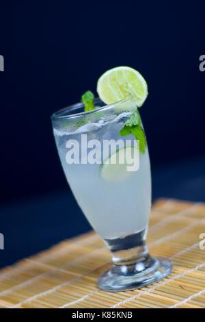 Le jus de citron avec des litchis fruits dans c Banque D'Images