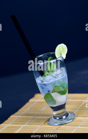 Le jus de citron avec des litchis fruits dans c Banque D'Images