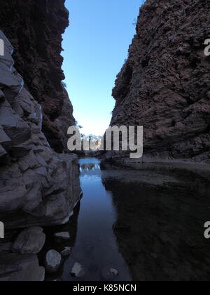 Eaux sombres de simpsons gap dans les gammes de la mcdonnell près d'Alice Springs, Australie 2017 Banque D'Images
