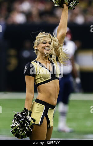 17 septembre 2017 - New Orleans Saints Saintsations la foule pendant le jeu entre le New England Patriots et les New Orleans Saints à la Mercedes-Benz Superdome de New Orleans, LA. New England Patriots a gagné 36-20. Stephen Lew/CSM Banque D'Images