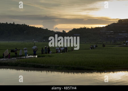 17 septembre, 2017 - 17, 2017 rujan Cox's bazar, Bangladesh - les réfugiés rohingyas nouvellement arrivés au camp de réfugiés d'thenkhali de Cox's Bazar (Bangladesh). Selon le HCR, plus de 400 mille réfugiés Rohingyas ont fui le Myanmar de la violence au cours des dernières semaines, la plupart tentent de traverser la frontière et rejoindre le Bangladesh. organisations internationales ont fait état d'allégations de violations des droits de l'homme et les exécutions sommaires perpétrées par l'armée du Myanmar. crédit : k m asad/zuma/Alamy fil live news Banque D'Images