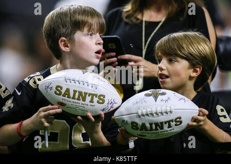 17 septembre 2017 - New Orleans Saints fans attendre pour des autographes pendant le jeu entre le New England Patriots et les New Orleans Saints à la Mercedes-Benz Superdome de New Orleans, LA. New England Patriots a gagné 36-20. Stephen Lew/CSM Banque D'Images