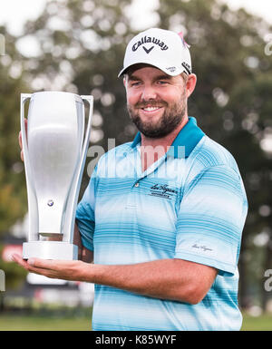 Lake Forest, États-Unis. 17Th sep 2017. Marc leishman de l'Australie pose avec le trophée du championnat bmw après avoir remporté le tournoi de golf de championnat bmw au conway farms golf club à Lake Forest de l'illinois, aux États-Unis, sur sept. 17, 2017. crédit : joel lerner/Xinhua/Alamy live news Banque D'Images