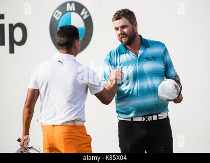 Lake Forest, États-Unis. 17Th sep 2017. Marc leishman (r) de l'Australie est félicité après avoir remporté le tournoi de golf de championnat bmw au conway farms golf club à Lake Forest de l'illinois, aux États-Unis, sur sept. 17, 2017. crédit : joel lerner/Xinhua/Alamy live news Banque D'Images