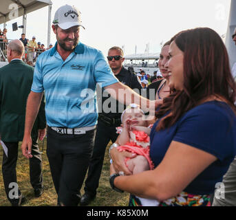 Lake Forest, États-Unis. 17Th sep 2017. Marc leishman (l) de l'Australie accueille son épouse et fille nouveau-né au cours de la bmw Championship Golf Tournament à Conway farms golf club à Lake Forest de l'illinois, aux États-Unis, sur sept. 17, 2017. crédit : joel lerner/Xinhua/Alamy live news Banque D'Images