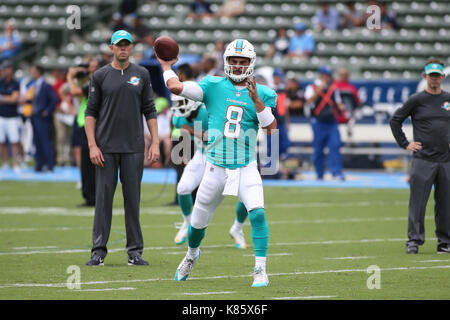 Carson, ca. Sep 17, 2017. Backup quarterback Quarterback Matt Moore Miami Dolphins # 8 lancer un pass avant Miami Dolphins NFL vs Los Angeles Chargers à Stubhub Center de Carson, Ca, le 17 septembre 2017. (Photographe complète absolue & Company Crédit : Jevone MarinMedia.org/Cal Moore/Sport Media Network Television (veuillez contacter votre représentant des ventes pour l'utilisation de la télévision. Credit : csm/Alamy Live News Banque D'Images