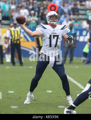 Carson, ca. Sep 17, 2017. Los Angeles Chargers quart-arrière Philip Rivers # 17 retour à l'adopter au cours de la NFL Miami Dolphins vs Los Angeles Chargers à Stubhub Center de Carson, Ca, le 17 septembre 2017. (Photographe complète absolue & Company Crédit : Jevone MarinMedia.org/Cal Moore/Sport Media Network Television (veuillez contacter votre représentant des ventes pour l'utilisation de la télévision. Credit : csm/Alamy Live News Banque D'Images