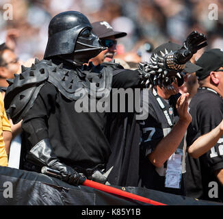 Oakland, Californie, USA. Sep 17, 2017. Un membre de la Nation Raider (le nom officiel pour les fans de l'Oakland Raiders) avant un match de la NFL entre les Jets de New York et l'Oakland Raiders à la Oakland Coliseum à Oakland, Californie. Valerie Shoaps/CSM/Alamy Live News Banque D'Images