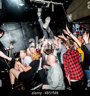 Édimbourg, Royaume-Uni. 17 septembre 2017. Le guitariste Rhodri Daniel du groupe Estrons Stage Diving à leur concert à Sneaky Pete's, Édimbourg, Écosse, le dimanche 17 septembre 2017. Le chanteur d'Estrons Tali Källström se penche contre la foule dans le coin inférieur gauche de la photo. Crédit : Andy Catlin/Alay Live News Banque D'Images