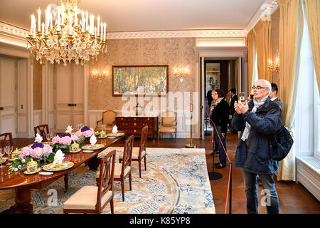 Paris, France. 17Th sep 2017. les visiteurs à l'ambassade de Chine à Paris, France, sur sept. 17, 2017. L'ambassade de Chine en France a ouvert ses portes pour la première fois dans le rapport annuel de journées européennes du patrimoine à Paris, France le dimanche. crédit : chen yichen/Xinhua/Alamy live news Banque D'Images