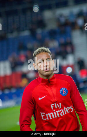 Neymar Jr. pendant le réchauffage avant la Ligue 1 match de foot entre Paris Saint Germain (PSG) et l'Olympique Lyonnais (OL) au Parc des Princes. Le 17 septembre 2017 à Paris, France Banque D'Images